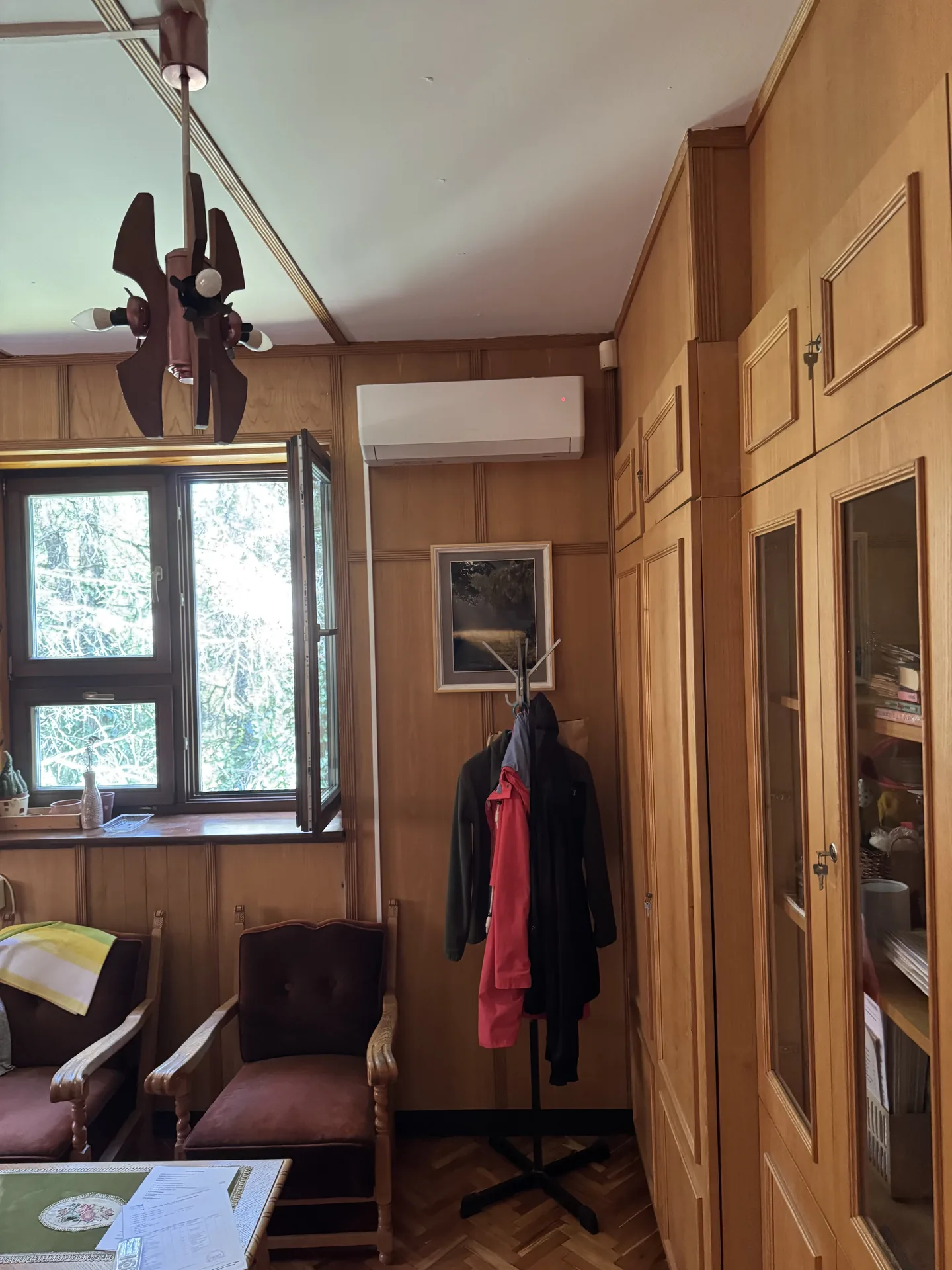 Faburkolatú iroda fali klímaberendezéssel – Szarvasi Arborétum