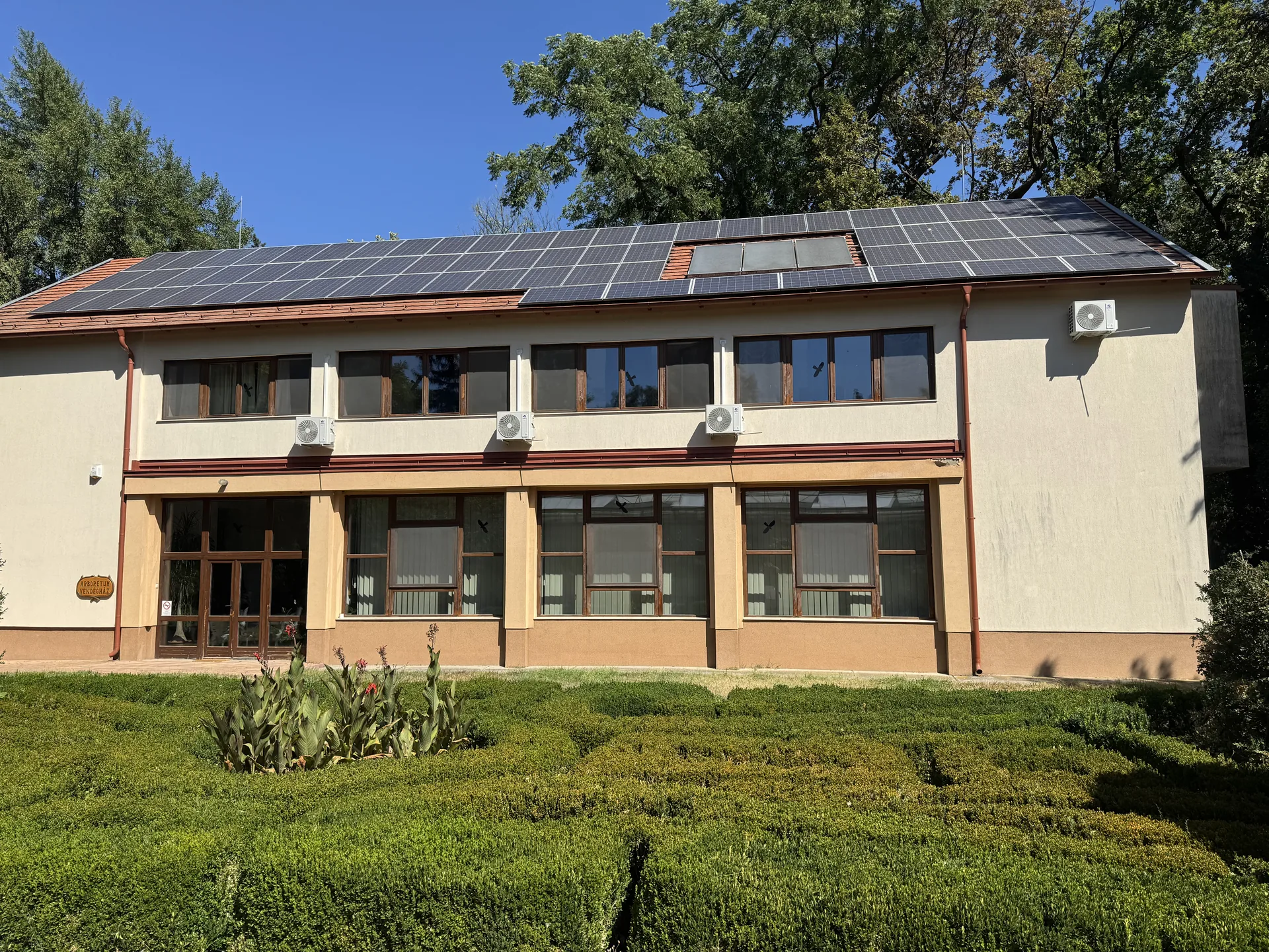 Napelemes épület klimatizált szárnya – Szarvasi Arborétum