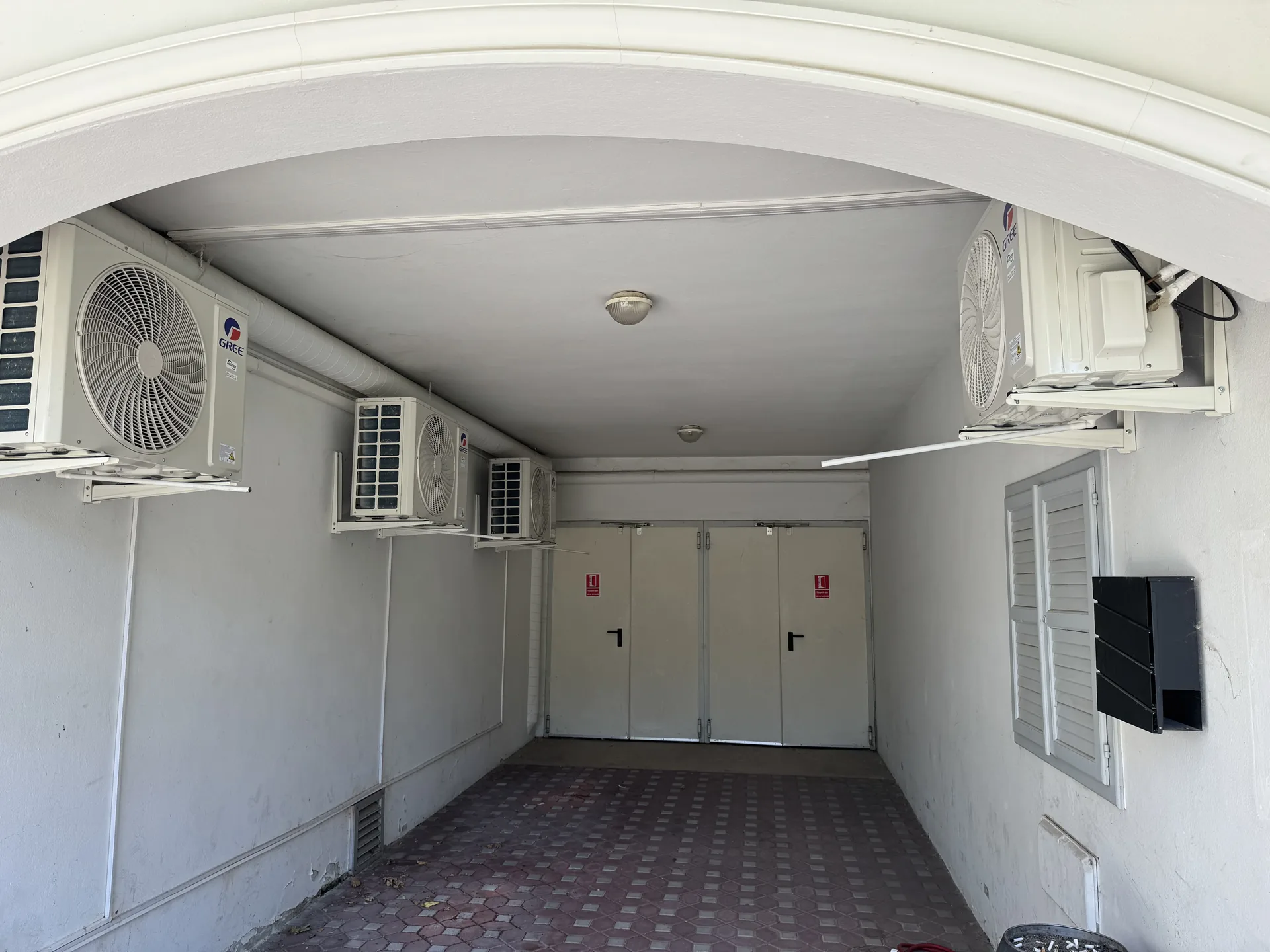 Kültéri klímaegységek a hátsó udvarban – Premier Cafe & Restaurant, Szarvas