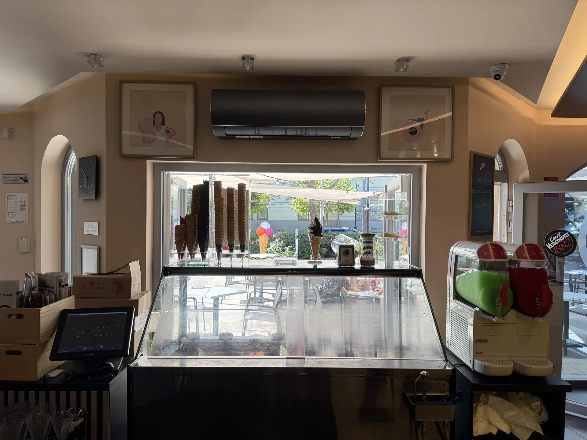 Pult mögötti terület klimatizálása – Premier Cafe & Restaurant, Szarvas