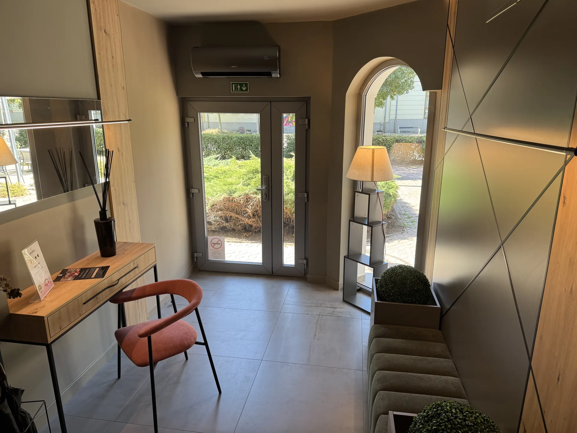 Szobabelső íves ajtóval és fali split klímaberendezéssel – Premier Rooms, Szarvas