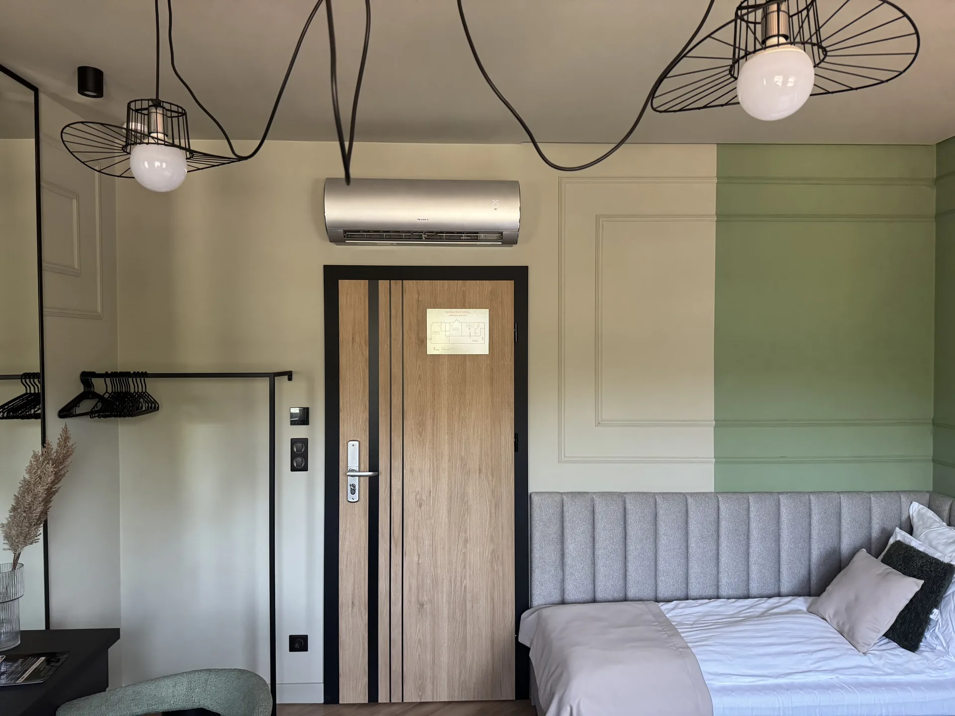 Zöld falú vendégszoba fali klímával az ajtó fölött – Premier Rooms, Szarvas