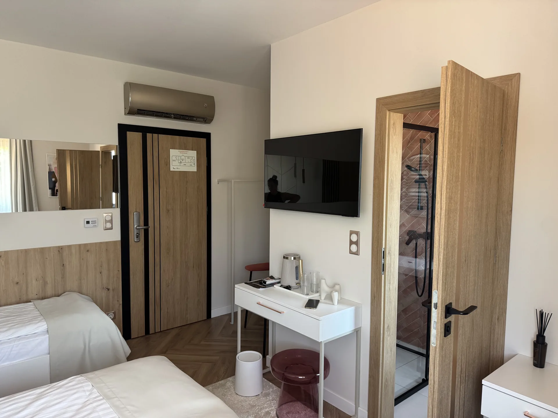 Világos vendégszoba fali klímaberendezéssel – Premier Rooms, Szarvas