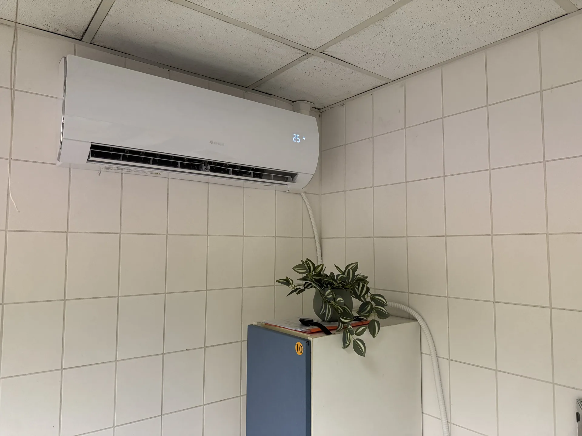 Beltéri klímaegység csempézett kezelőben – Szent Klára Gyógyfürdő, Szarvas