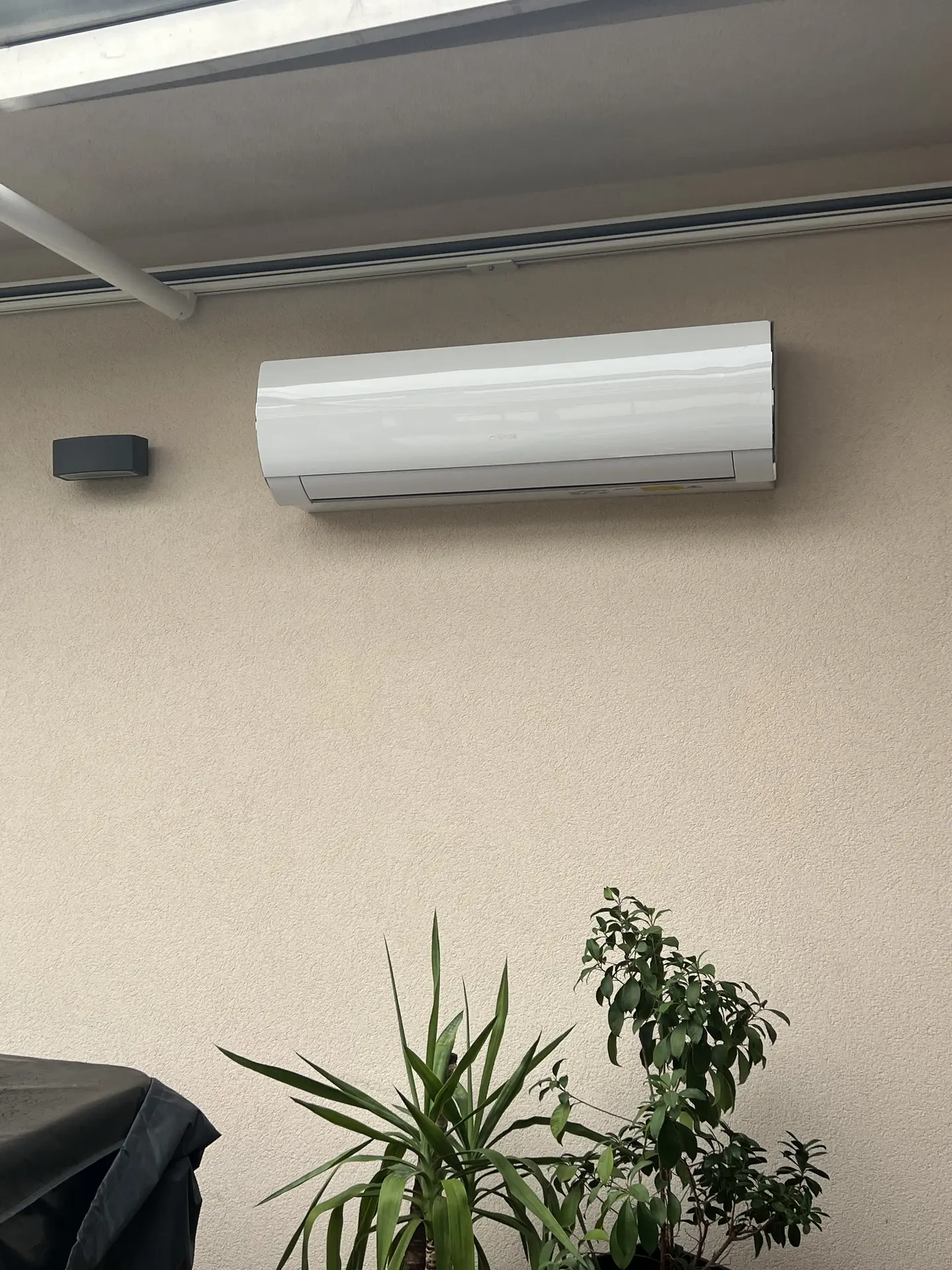 Fedett terasz fali klímaberendezéssel – Családi ház, Gávavencsellő